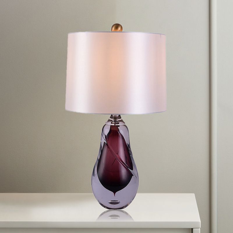 Stofftrommeltisch leichte zeitgenössische 1 Kopf weiße kleine Schreibtischlampe mit tränenrop rot glasierten Kristallbasis