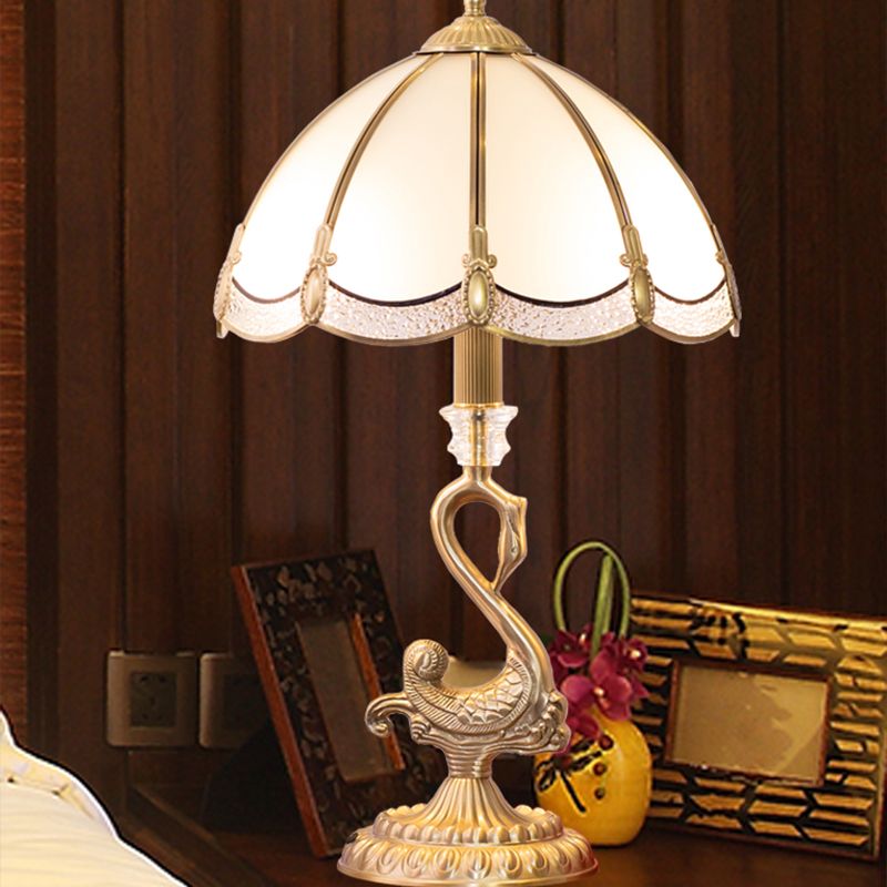 Luz de mesa de mesa de cúpula clásica 1 cabeza lámpara de soporte nocturno de vidrio blanco con decoración de pájaros en latón