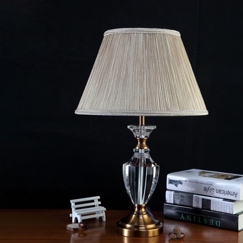 Lampada da comodino contemporanea a 1 testa da scrivania beige chiaro a svasatura ampia con paralume in tessuto