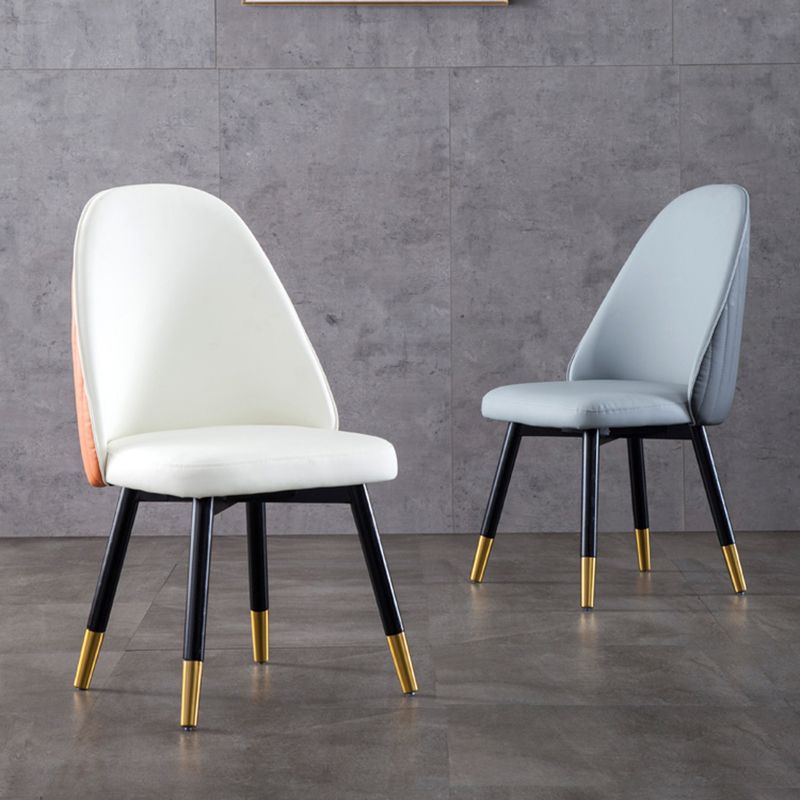 Chaise de salle à manger de style scandinave en cuir et bois, sans accoudoirs, à dossier solide