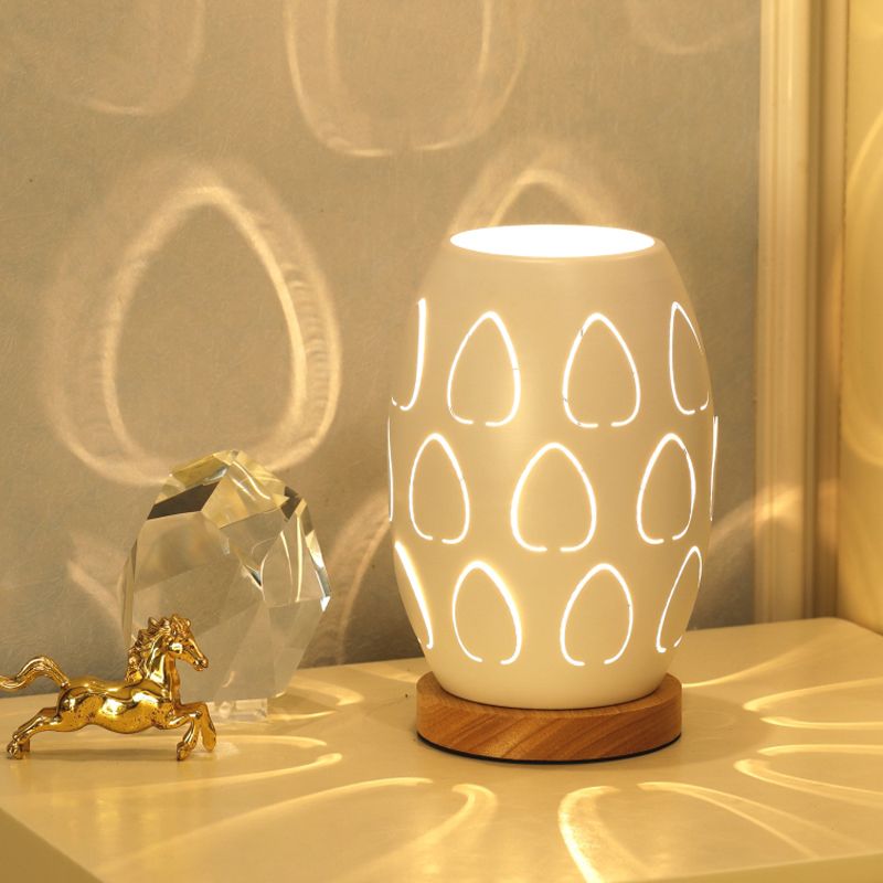Lampada da comodino modernista oblunga in metallo a 1 testa per camera da letto in bianco con design scavato