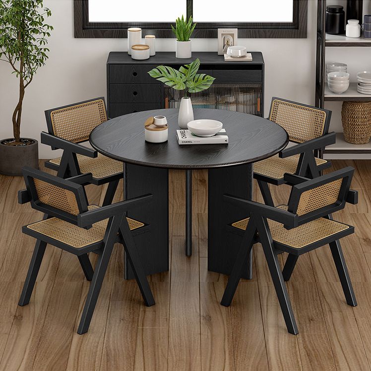 Modern Style Round Dining Table Solid Wood Dining Table in Black