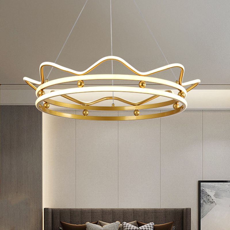 Crame de couronne en métal suspendu moderniste LED Gold Chandelier Pendant Light pour chambre à coucher