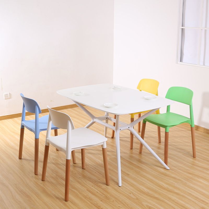 Chaises de salle à manger sans bras empilables en plastique ou ouverte la chaise latéral avec des cuisses de bois