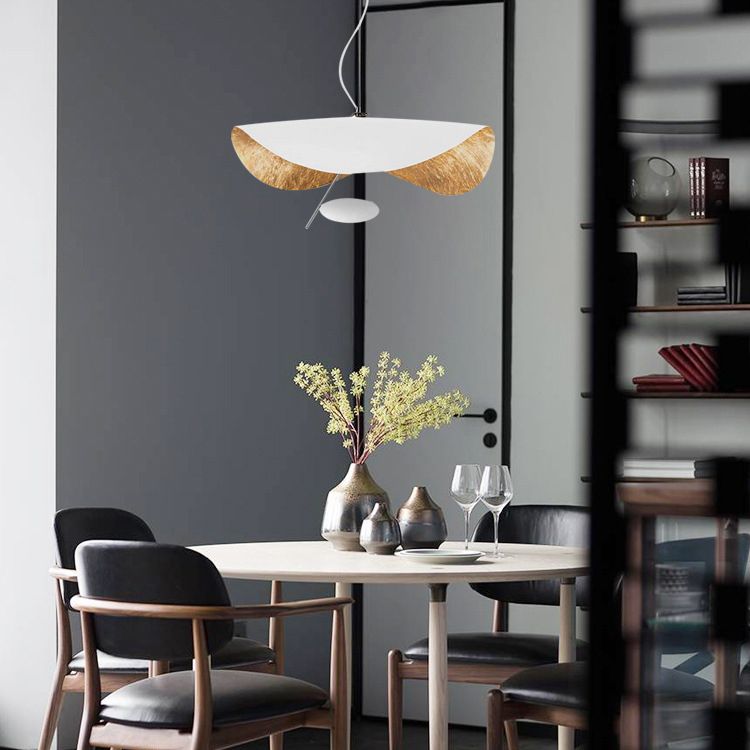Modern Creative Creative LED Light Light Iron Ithing Hanging Lampada con tonalità in foglio d'oro