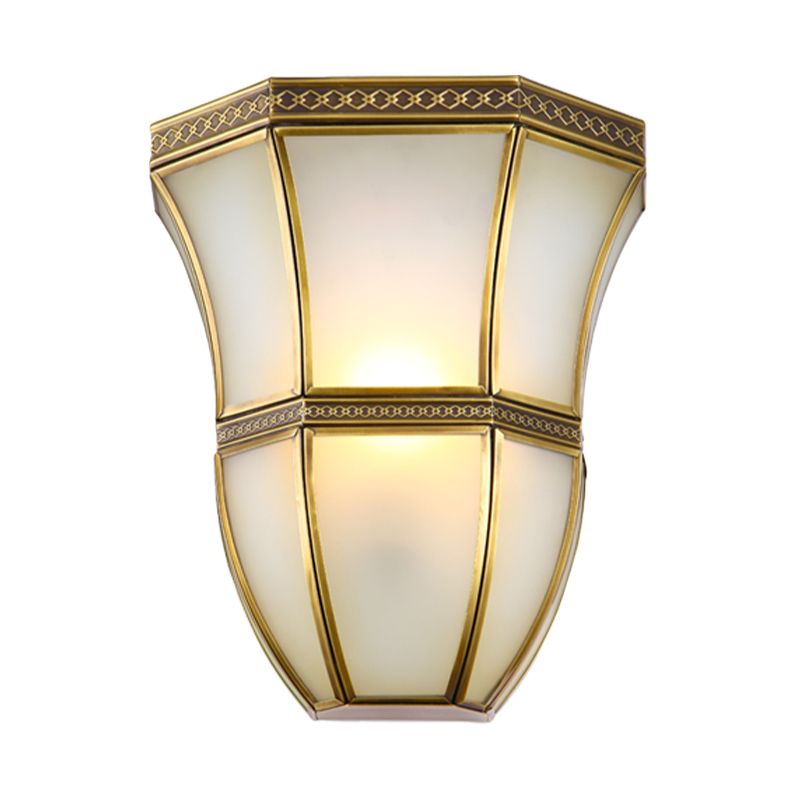 Vintage Fared Mur Light Single Metallic en laiton d'éclairage mural intérieur avec une teinte en verre d'opale