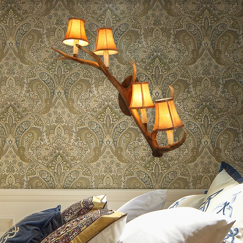 Luminaire mural à chambre conique à la résine et tissu 4 lumières 4 lampe applique beige avec conception de wapiti