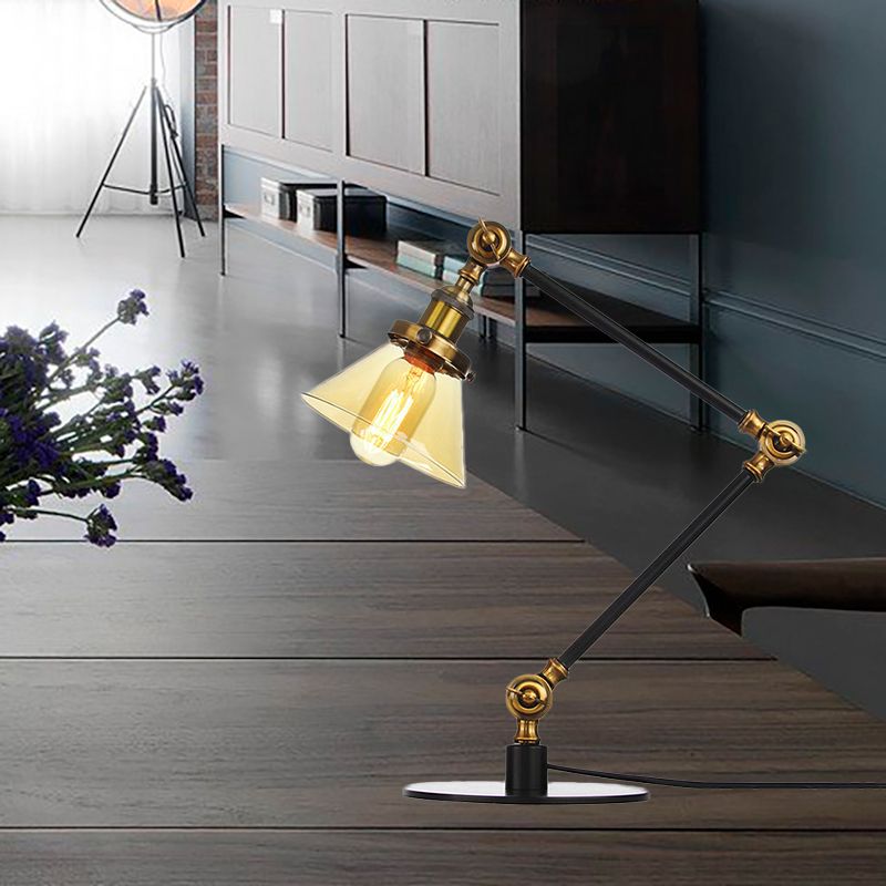 Table conique de style industriel clair Ambre / verre transparent et métal 1 lampe de table de chambre à coucher légère avec bras réglable en noir / laiton