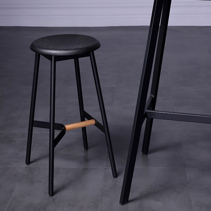 Taburetes de bar negros industriales sin respaldo de madera y metal con asiento redondo