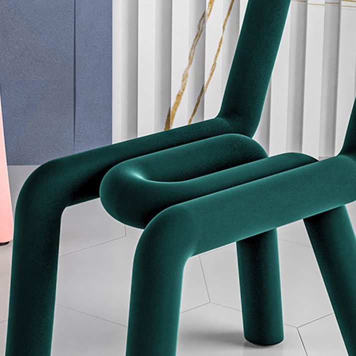 Silla lateral de terciopelo de hotel de estilo diseñador, acabado mate, parte trasera abierta, silla de comedor