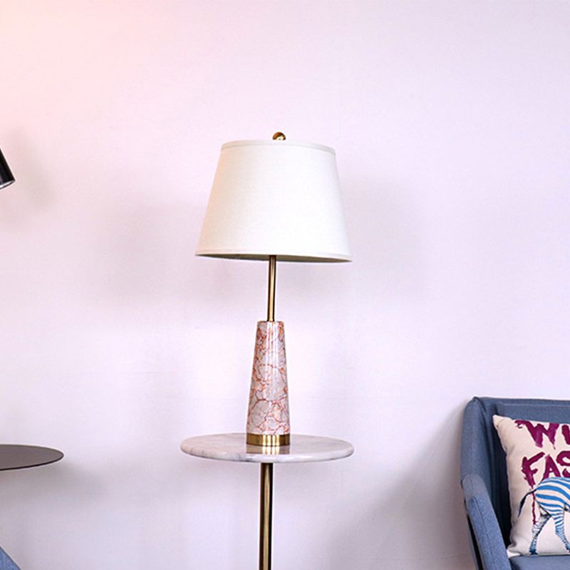Lampe de table de nuit conique en marbre moderniste à 1 tête rouge avec abat-jour en tissu blanc