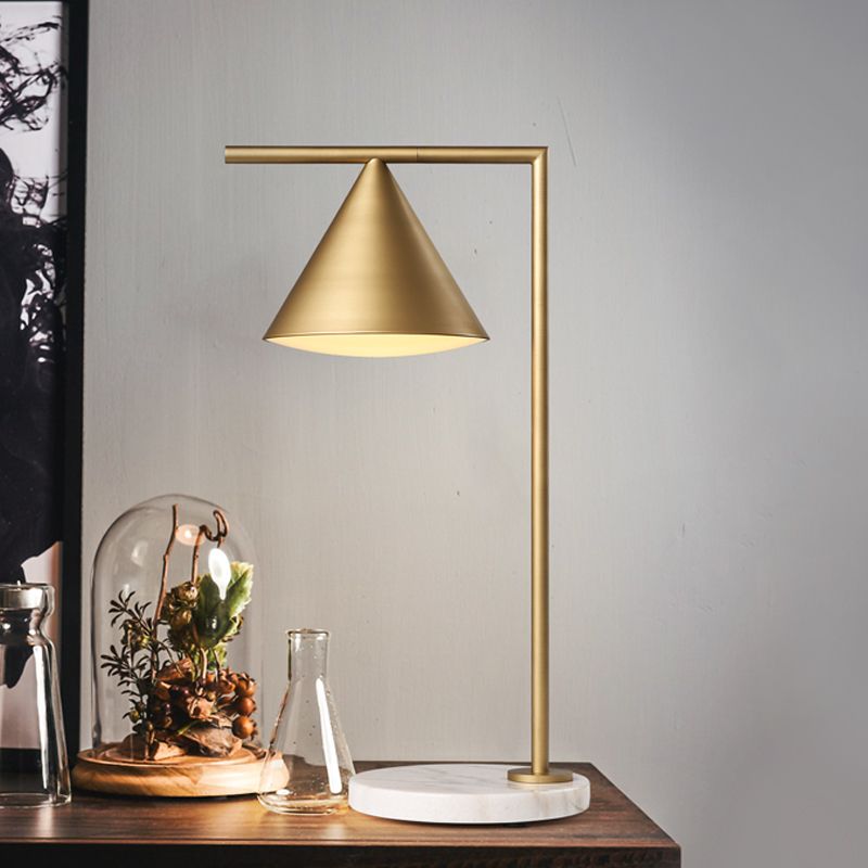 1 Kopfmetalltisch Leichte kolonialistische goldene konische Schlafzimmer Nachttischlampe mit Marmorbasis