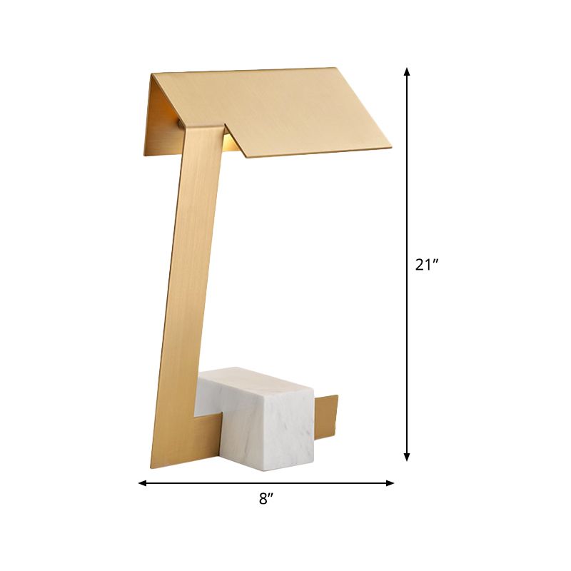 Lámpara de escritorio de metal triangular, lámpara de mesa moderna dorada con 1 bombilla y base de mármol rectangular blanca