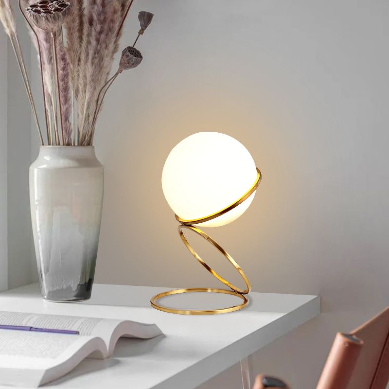 Lampe de nuit à anneau doré minimaliste à 1 lumière table métallique légère avec une teinte en verre de lait à balle
