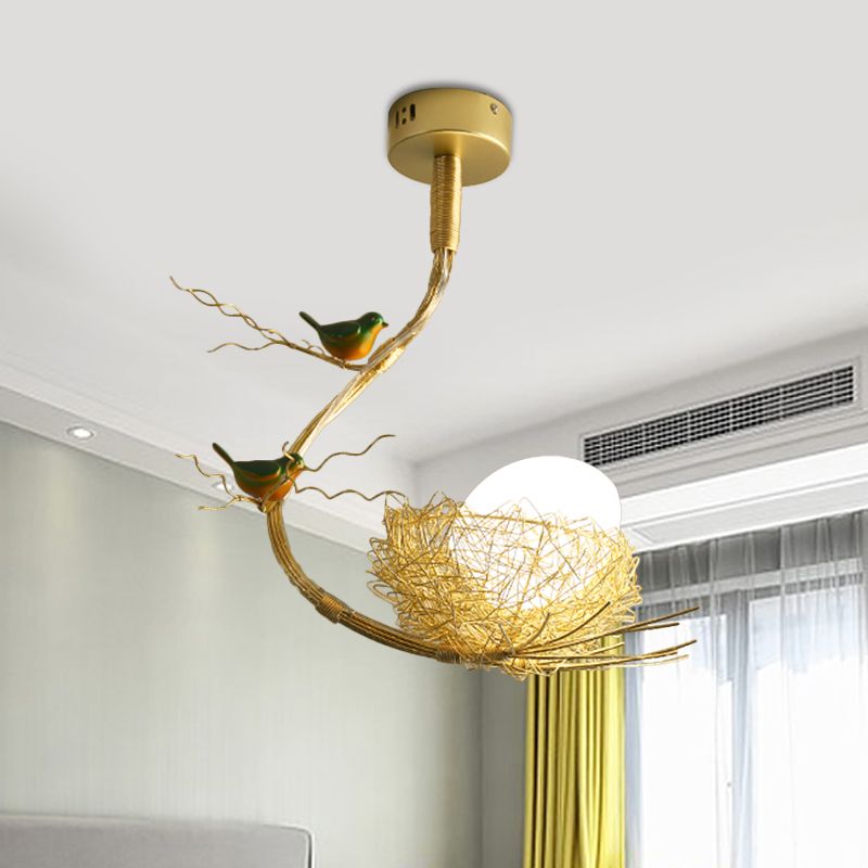 Rustikale Vogel -Eiform -Deckenkraut 3 Lichter Milch weißes Glas Golden Hanging Deckenlicht mit Zweig und Nest