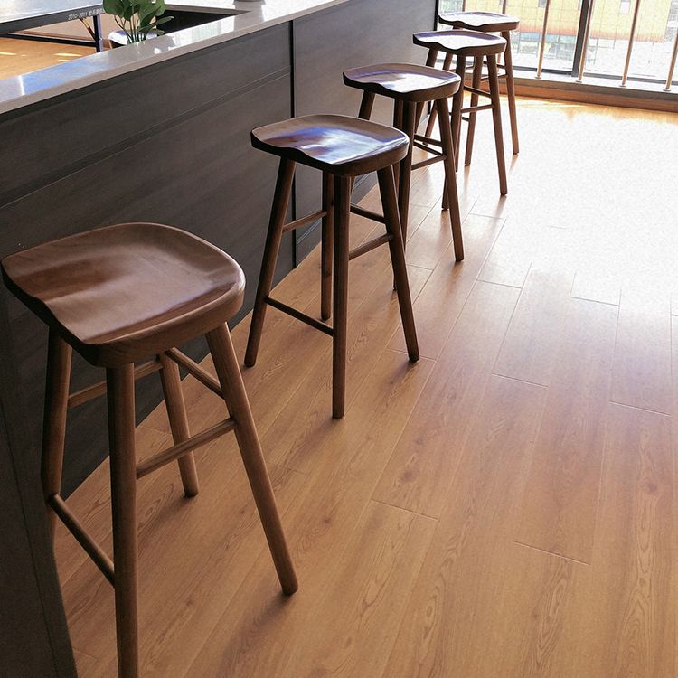Taburete de bar moderno de pino sin respaldo, asiento contorneado, taburete de mostrador interior con patas de madera