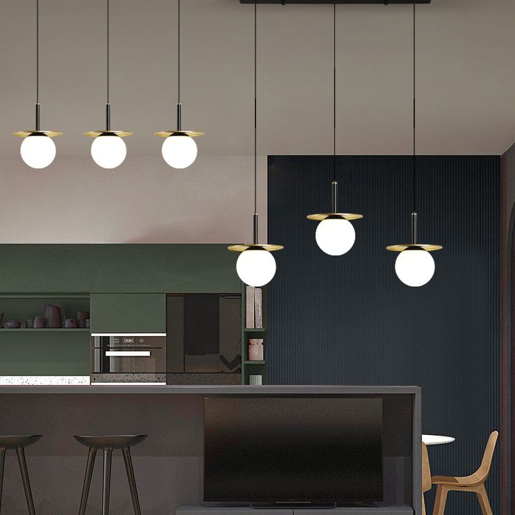 28.3 "Globo de vidrio blanco de ancho de 3 luces Ligera de metal redonda Decoración de lámina de metal de estilo posmoderno Costilización de iluminación en oro