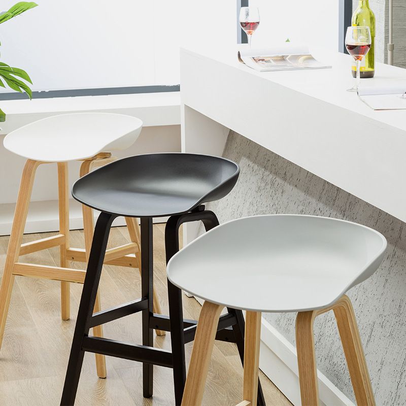 Taburetes de bar escandinavos sin respaldo de los taburetes plásticos de madera con el asiento del cubo