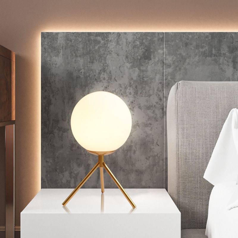 Lampada da tavolo minimalista con paralume a globo in vetro bianco, 1 lampadina, treppiede, camera da letto, comodino