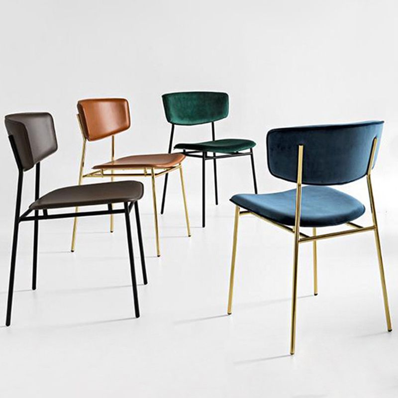 Chaise latérale de restaurant contemporaine en cuir, chaise de salle à manger ouverte de couleur foncée