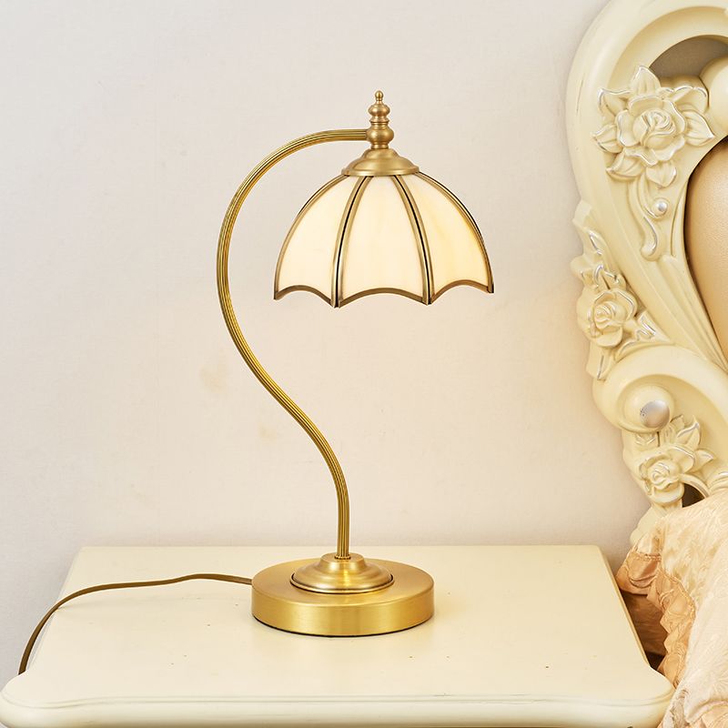 Brass Table Light Vintage Metal Vintage 1 Bulb camera da letto Luce notturna con tonalità di vetro bianco smerlato