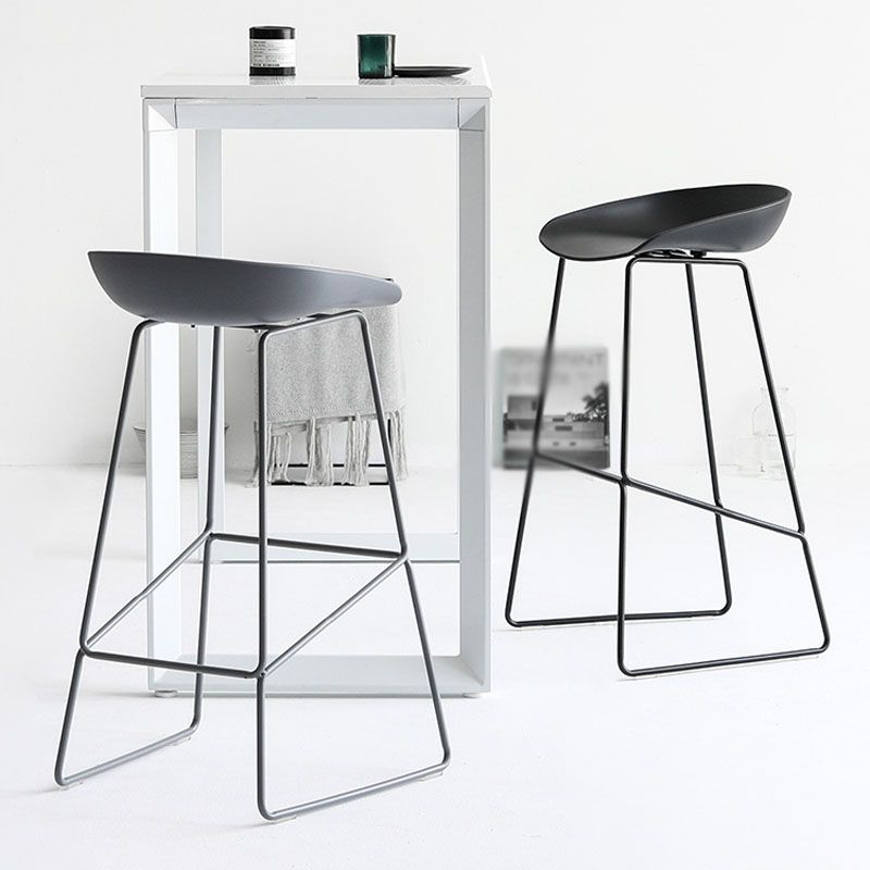 Moderner Barhocker mit Schlittenbeinen, PP-Schalensitz-Barhocker für Thekenbar