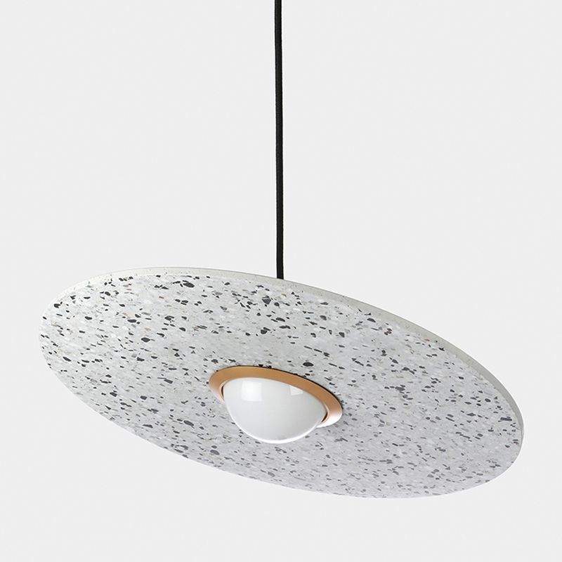 Soucoupe volante suspendue à la lumière du terrazzo postmoderne