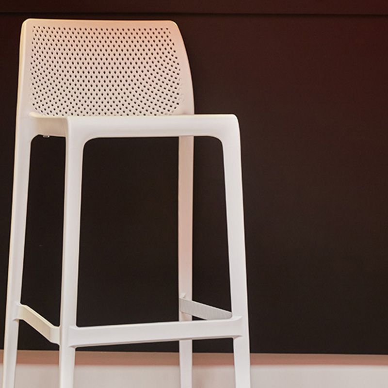 Barhocker aus Kunststoff im modernen Stil mit Fußstütze und stapelbarem, schlichtem Bistro-Barhocker