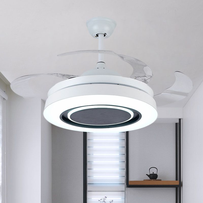 Weiße trommelförmige Anhängerlüfterlampe Minimalismus 42 "breites LED-Acryl in der Nähe des Deckenlichts mit 4 klaren Klingen
