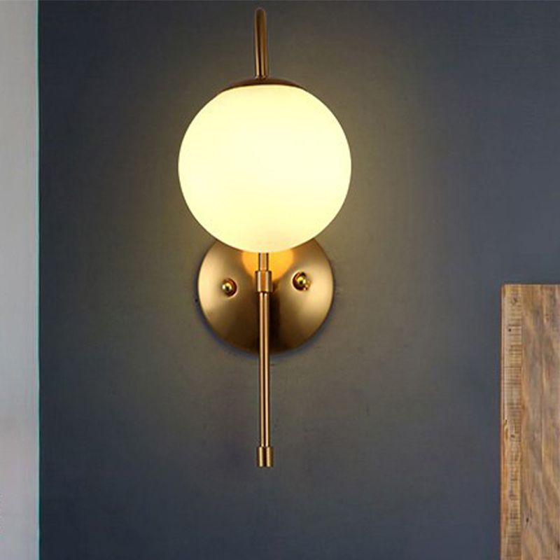 Iluminación de pared de globo de latón Vaso de ópalos modernos 1 cafetería ligera.