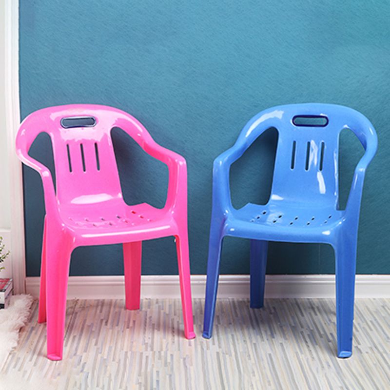 El plástico moderno que cena el brazo preside los sillones apilables caseros del listón que cenan