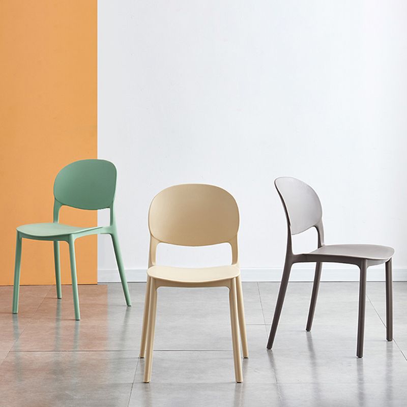 Chaise latéral de salle à manger en plastique mat