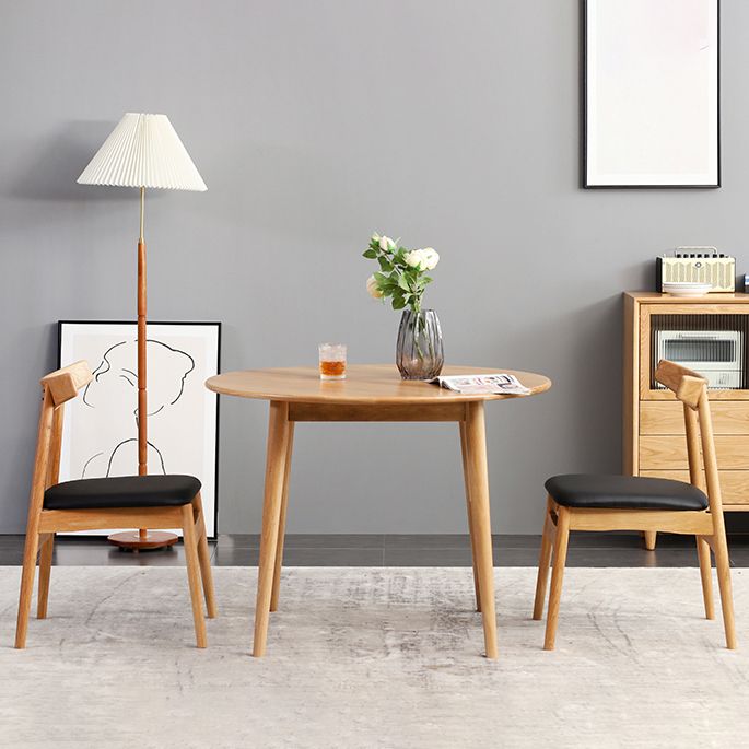 Modern Style Solid Wood Dining Table Round Table with 4 Legs for Coffee Shop