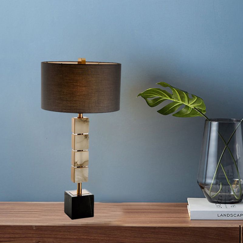 Iluminación de mesa de tela de batería Modernismo de escritorio marrón de 1 luz con base de mármol de cubo