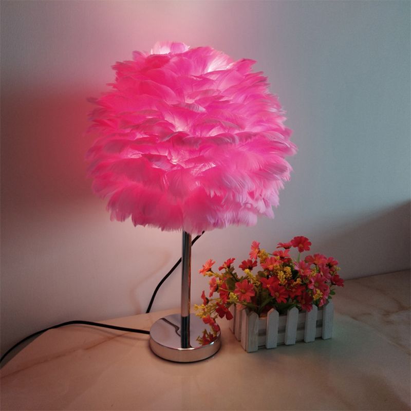 Moderna lampada da tavolo plug-in Artichoke Feather 1 luce Lampada da comodino per ragazze in rosa/grigio/bianco