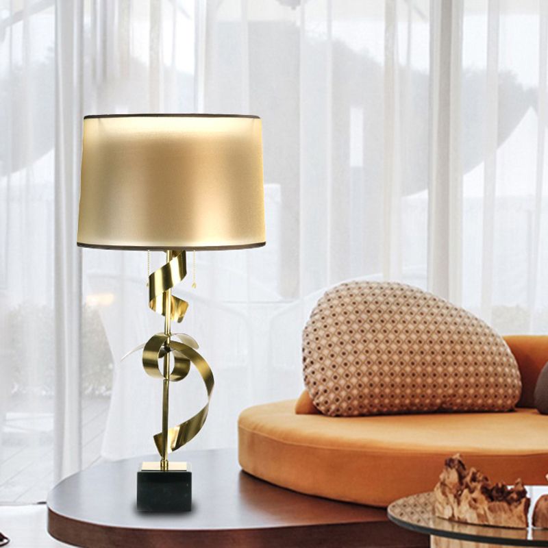 Lámpara de mesa de tela de oro de 1 linda de escritorio de cinta de seda de metal con cadena de extracción