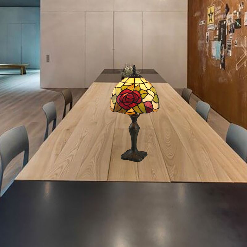 1 Leichter Nachttisch leichte Tiffany gewölbte, fehlgeschlagene Glas Nachttisch in antikem Messing