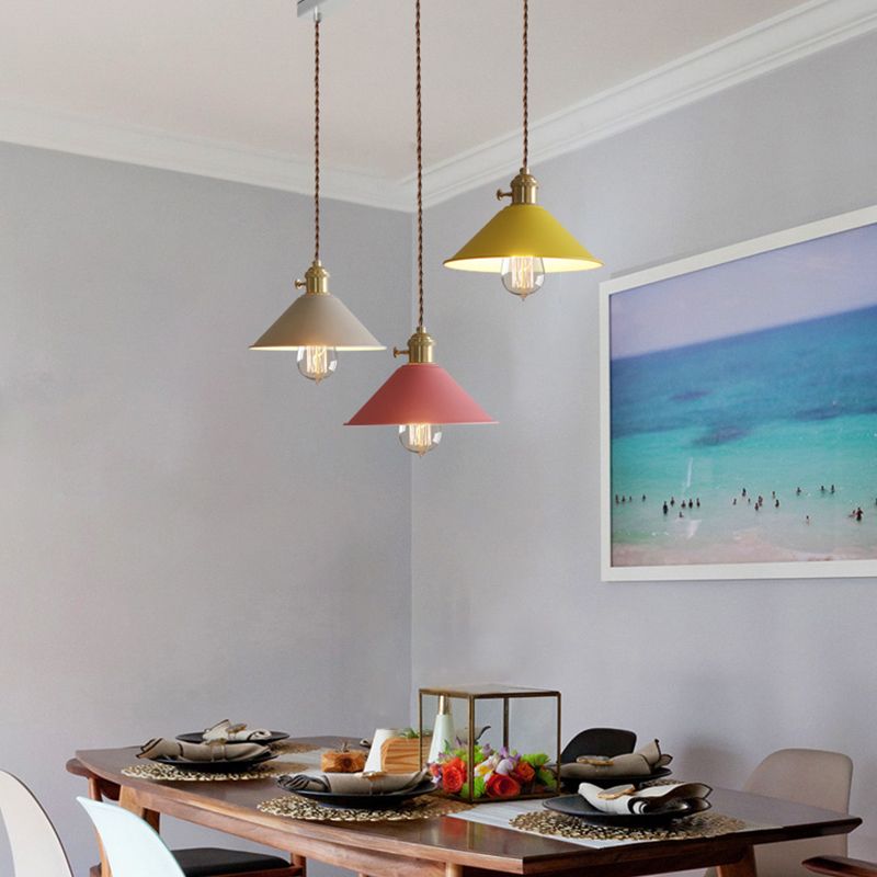 Forme de cône en métal Lumières suspendues modernes à 1 lumière suspendue à support pour salle à manger