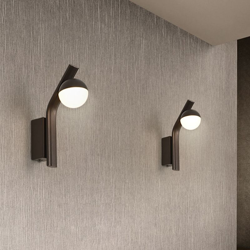 Moderniste Orb Gnonce Lighting Blanc Verre LED Moule mural d'escalier en café avec un bras en métal incliné