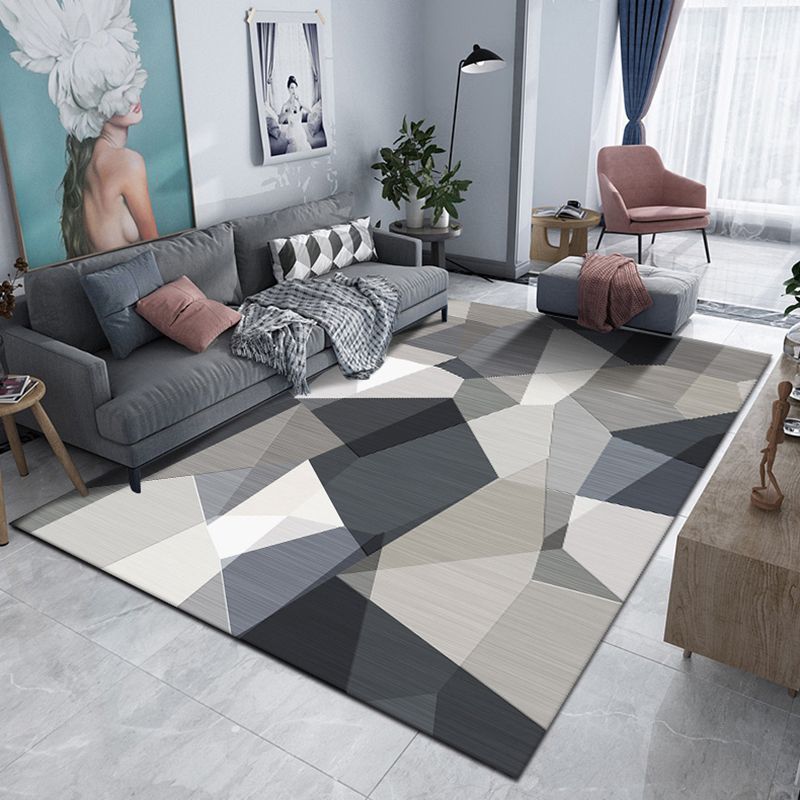 Mehrfarbiger dreieckiger Spleißteppich aus Polyester, minimalistischer, pflegeleichter Innenteppich für das Wohnzimmer