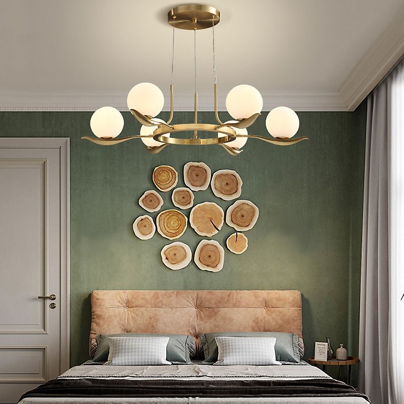 Araña de techo de bola de vidrio blanco esmerilado 6 cabezas 6 cabezas de iluminación suspendida en latón