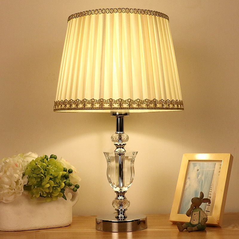 Lampe de table de nuit à cône blanc, style moderne, 1 tête en forme d'urne, lampe de chevet en cristal