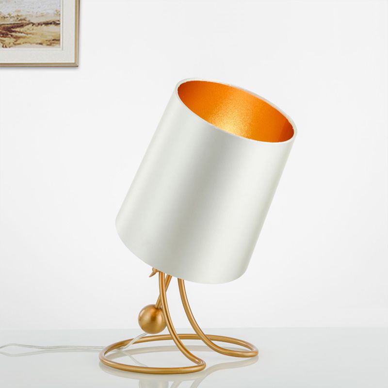 Ligera de la mesa nocturna de tela de barril Minimalismo Metal Lámpara de mesita de noche de 1 luces para sala de estar
