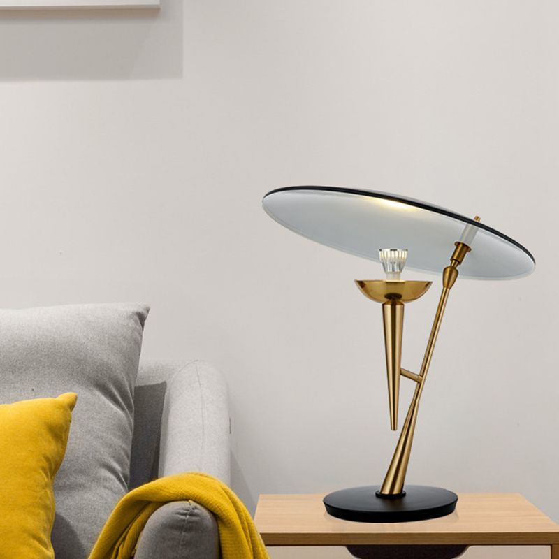 Lámpara de mesa de noche contemporánea de 1 bombilla con iluminación para tareas con platillo de metal en negro y dorado
