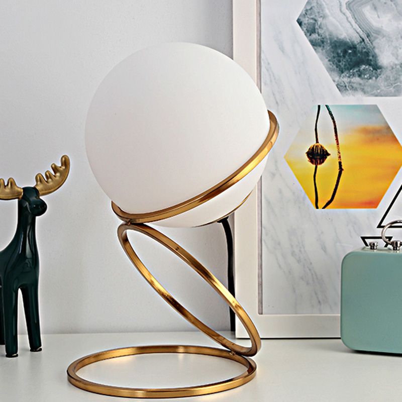 Lampe de nuit à anneau doré minimaliste à 1 lumière table métallique légère avec une teinte en verre de lait à balle