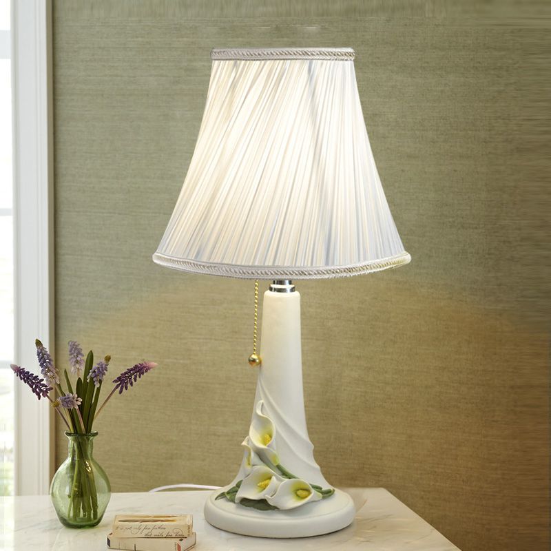 1 tête cloche nocturne Light Countryside White Fabric Table table de chevet avec Calla Lily Resin Base, chaîne de traction