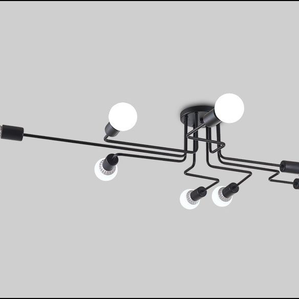 Luce di ferro industriale semi -ruscini di pistola nera vicino alla luce del soffitto