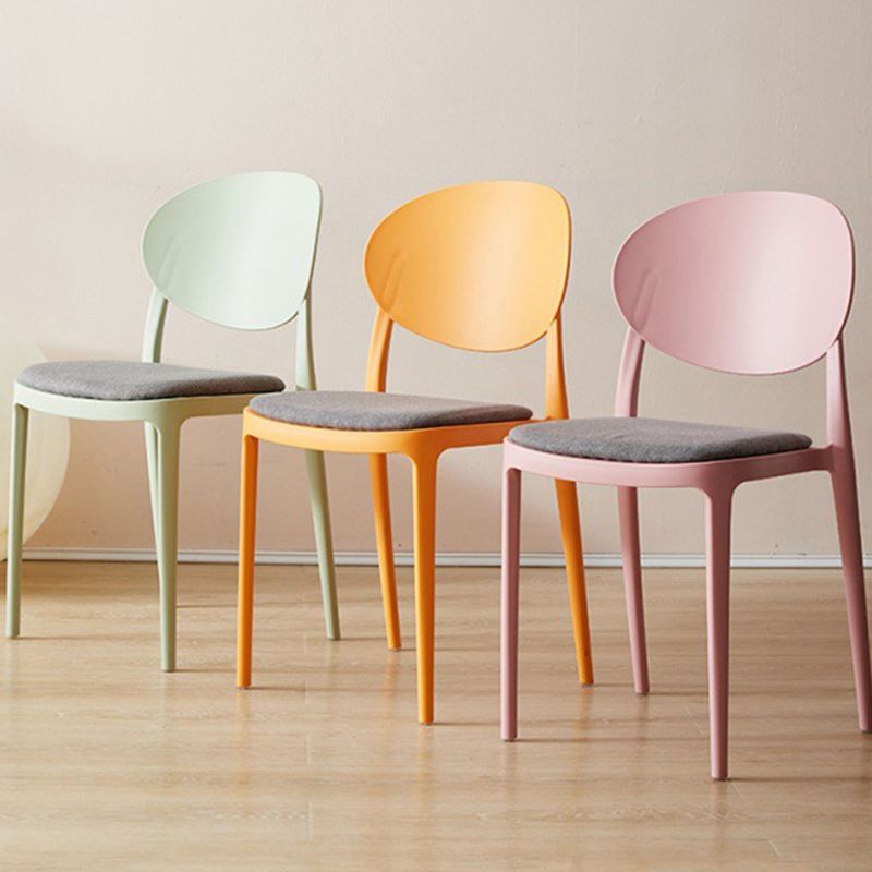 Silla de comedor de plástico mate con respaldo abierto para restaurante escandinavo