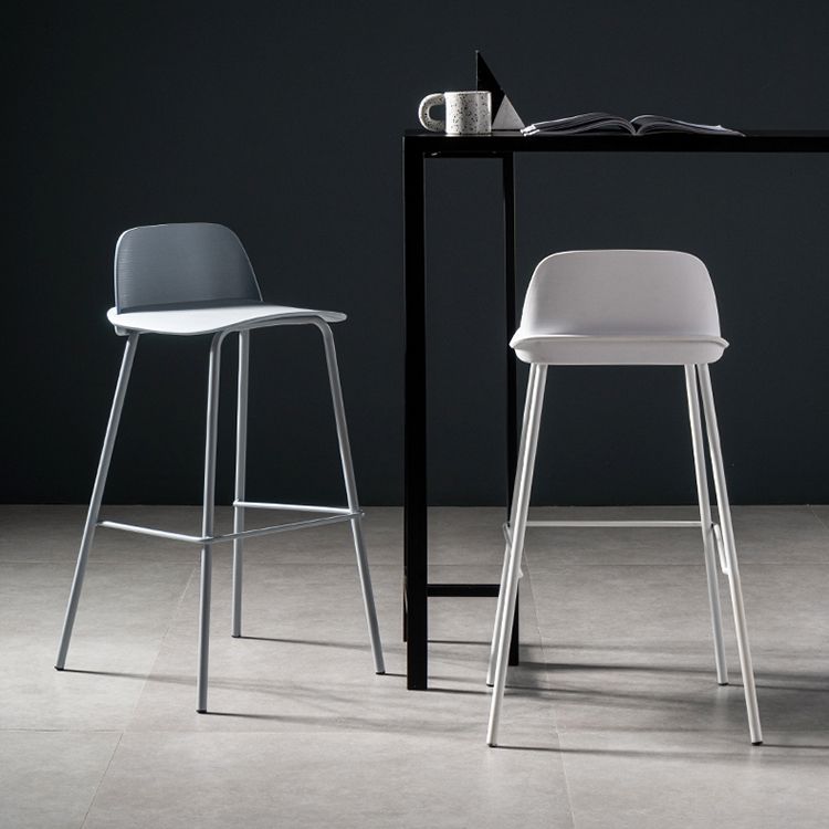 Taburete de bar contemporáneo, silla de mostrador con respaldo bajo de plástico sin brazos con base de hierro