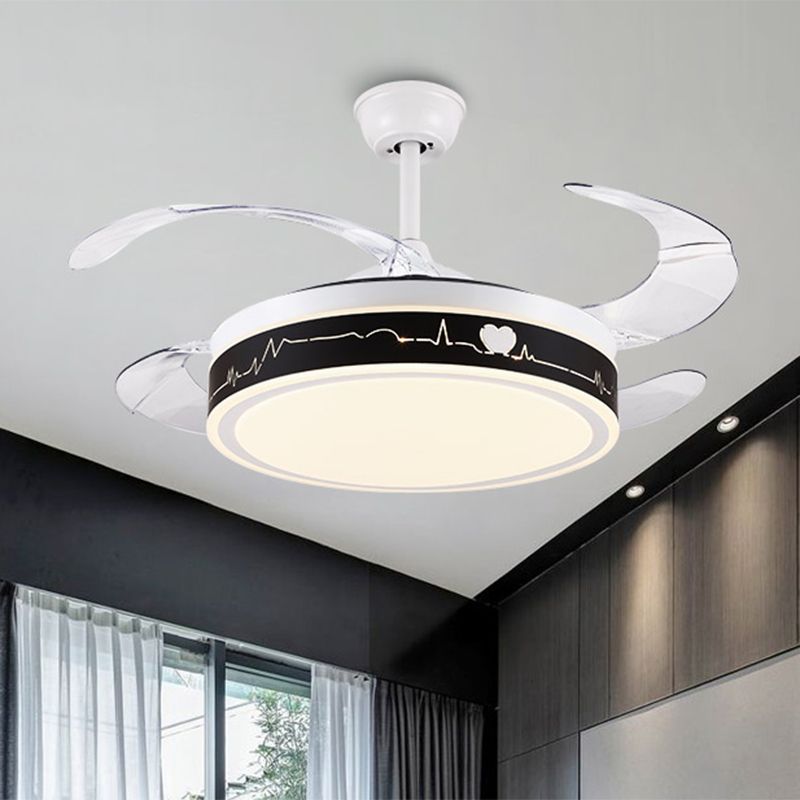 Noordse trommelhangende ventilatorlamp Acryl Daadkap 4-blade LED Semi-spoeling met hartpatroon in zwart en wit, 42 "W